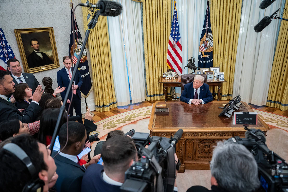 Президент Дональд Трамп розмовляє з журналістами та підписує розпорядження в Овальному кабінеті Білого дому 23 січня.